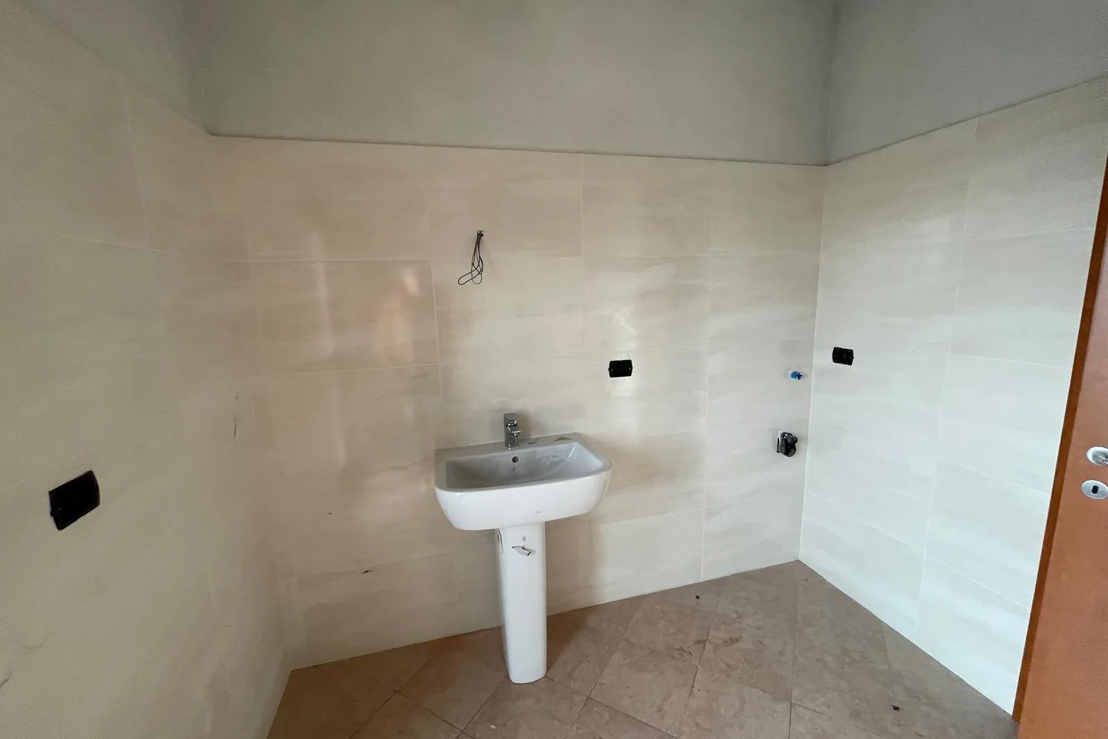Appartamento con cantina sub 579 e 580 e box sub 544