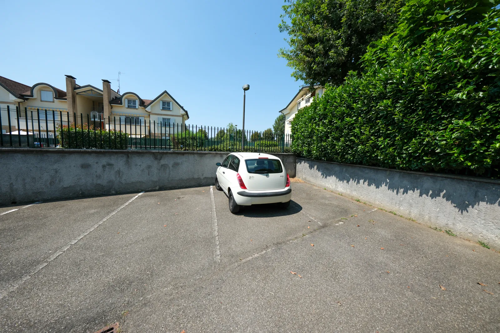 n.2 posti auto sub 4 e 5